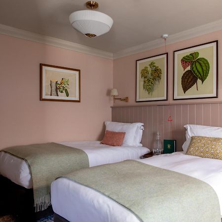 The Carnarvon Arms Hotel Нюбъри Екстериор снимка
