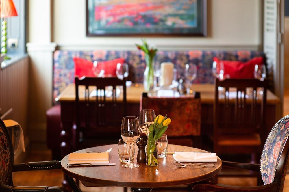 The Carnarvon Arms Hotel Нюбъри Екстериор снимка