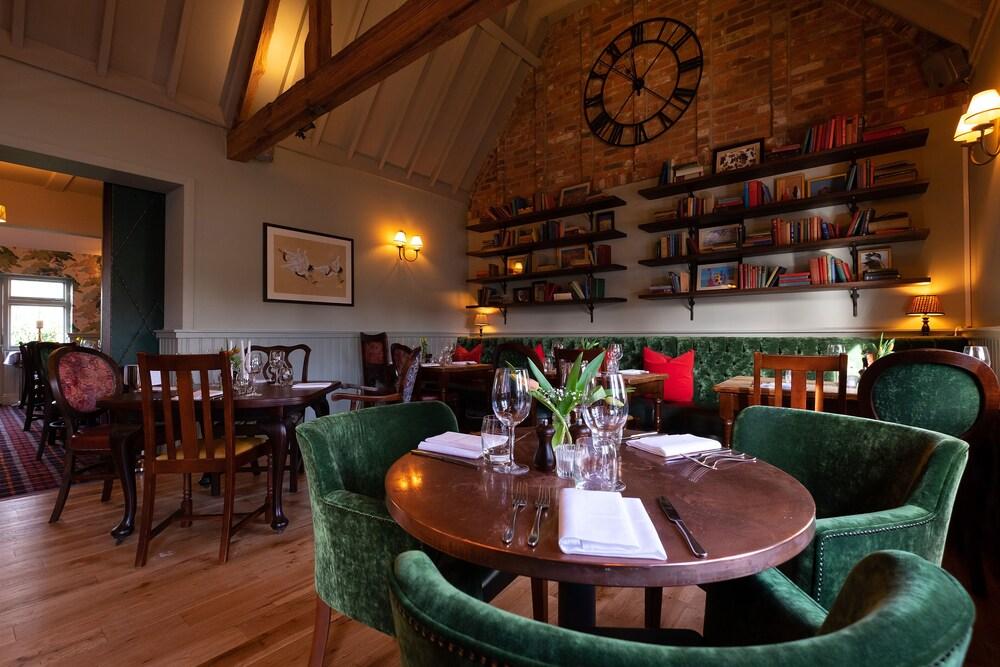 The Carnarvon Arms Hotel Нюбъри Екстериор снимка