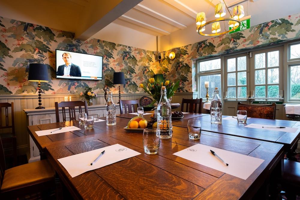 The Carnarvon Arms Hotel Нюбъри Екстериор снимка