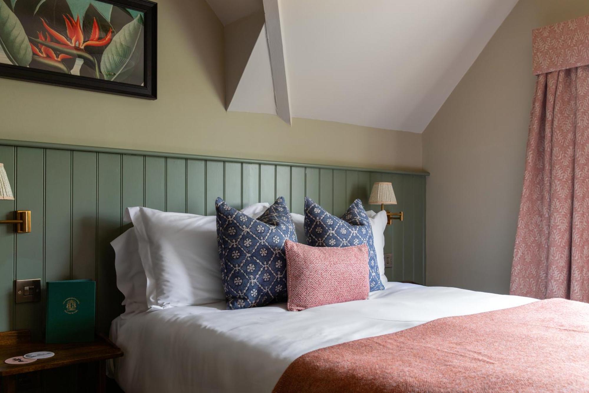 The Carnarvon Arms Hotel Нюбъри Екстериор снимка