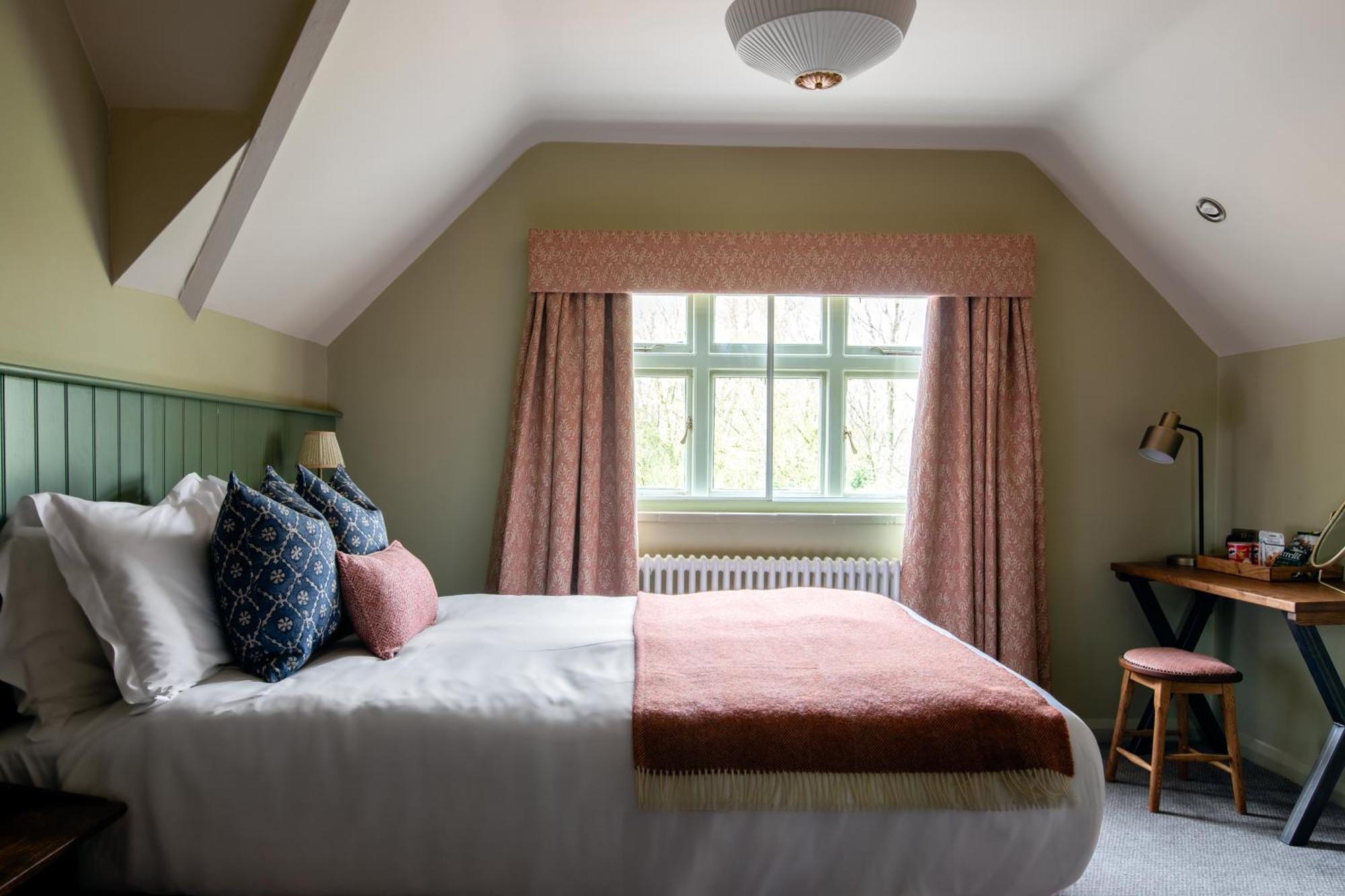 The Carnarvon Arms Hotel Нюбъри Екстериор снимка