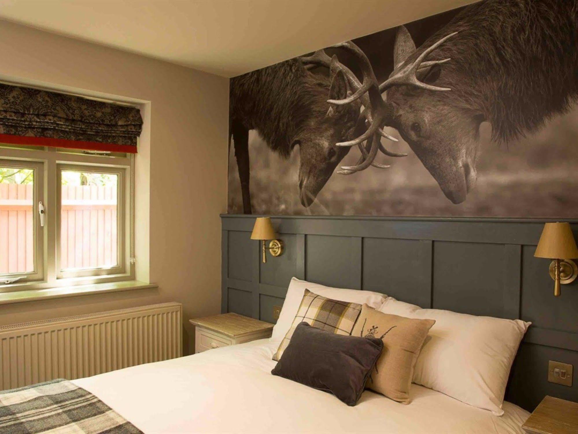The Carnarvon Arms Hotel Нюбъри Екстериор снимка