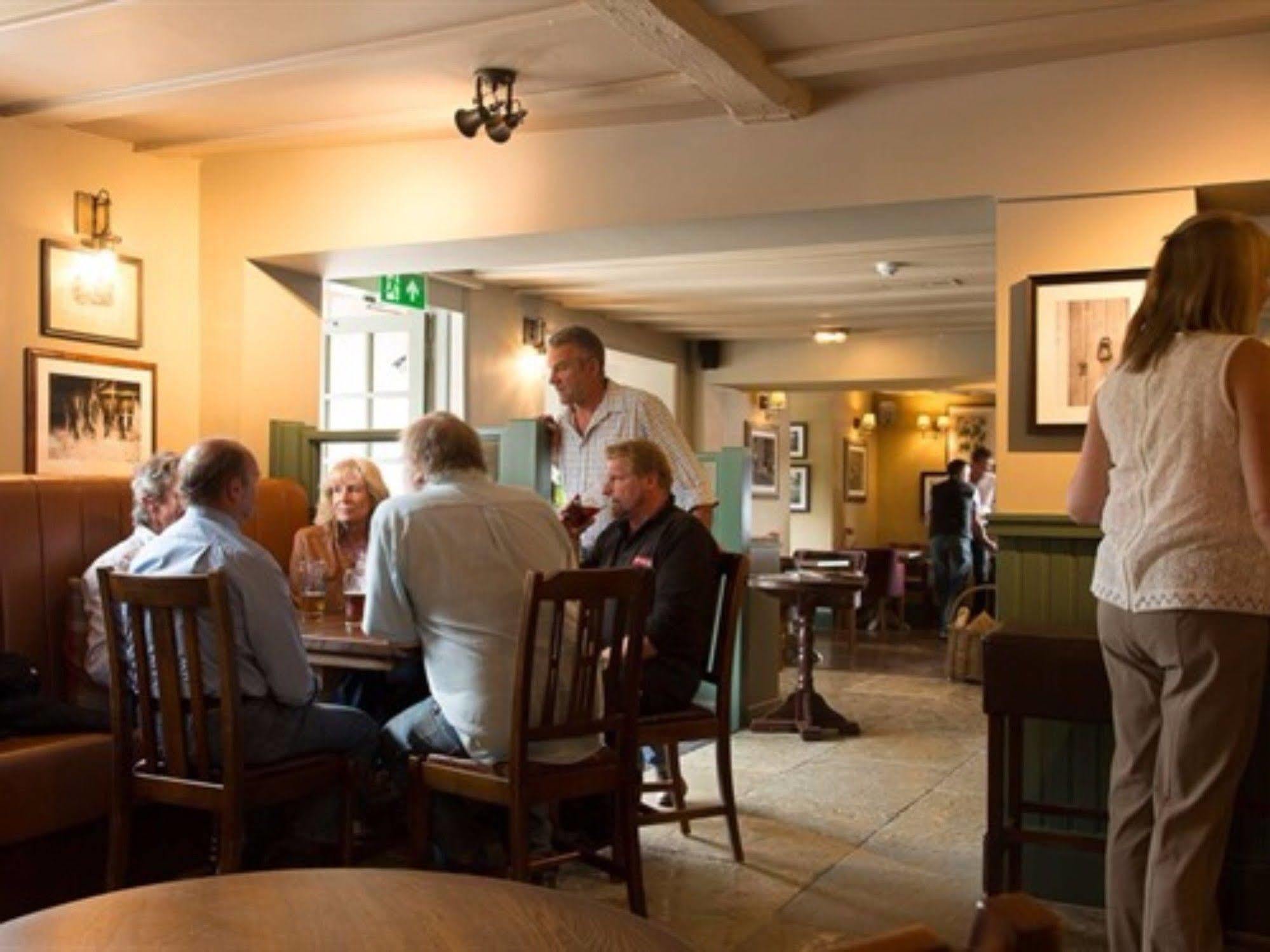 The Carnarvon Arms Hotel Нюбъри Екстериор снимка